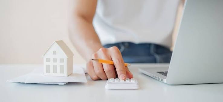 Étude d'un projet photovoltaïque avec calculatrice et maquette de maison