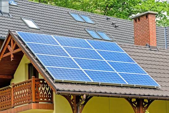 Panneaux solaires photovoltaïques posés sur une toiture en tuiles