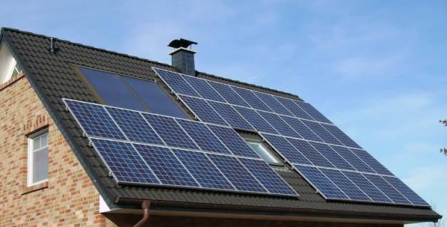 Toiture de maison équipée de panneaux solaires